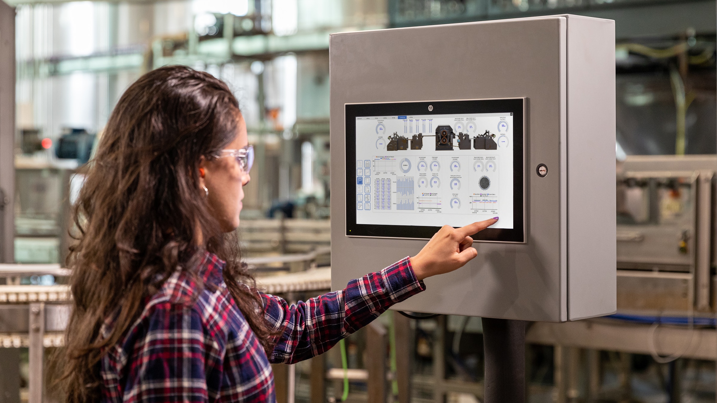 Woman touching an Rockwell Automation FactoryTalk Optix Panel running the FactoryTalk Optix software.