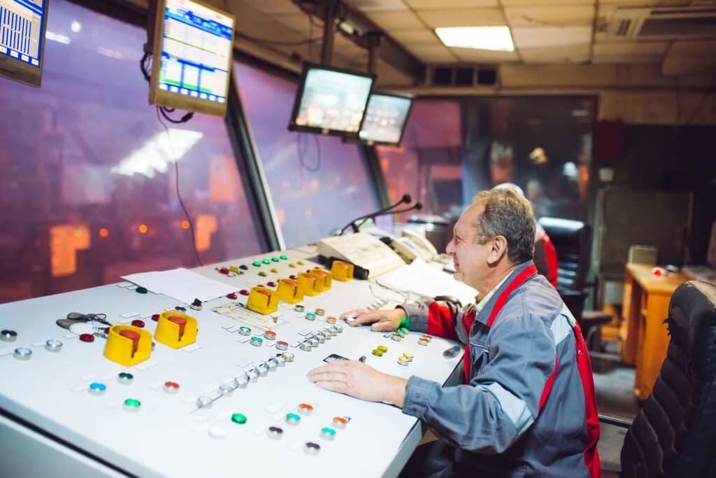 Manufacturing control room after working with Industry 4.0 consultant