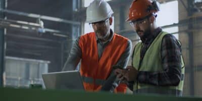 photo of industrial professionals using Manufacturing Operations Management (MOM) solutions from Rockwell Automation.